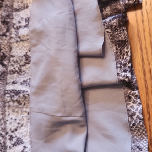 28. Ann Taylor, Women's dress Petite, Size OP, Snake skin design - Picture 7 of 11